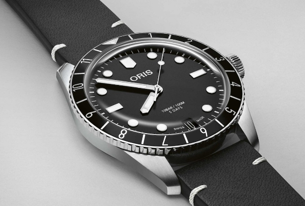 豪利時(shí)推出全新Divers Sixty-Five 12H Calibre 400新款腕表